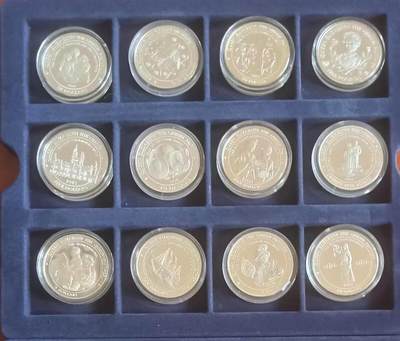 ❤️【币观天下】❤️ 第329期钱币拍卖- 2025.10.31周五晚上6点半场-长期征集拍品 - 1994--1999英联邦皇太后生平系列，展现了皇太后生平中重大历史时刻，皇太后幼年生活、与乔六婚姻瞬间、三王之年等。全是28.28克的大银币蓝色托盘仅供展示