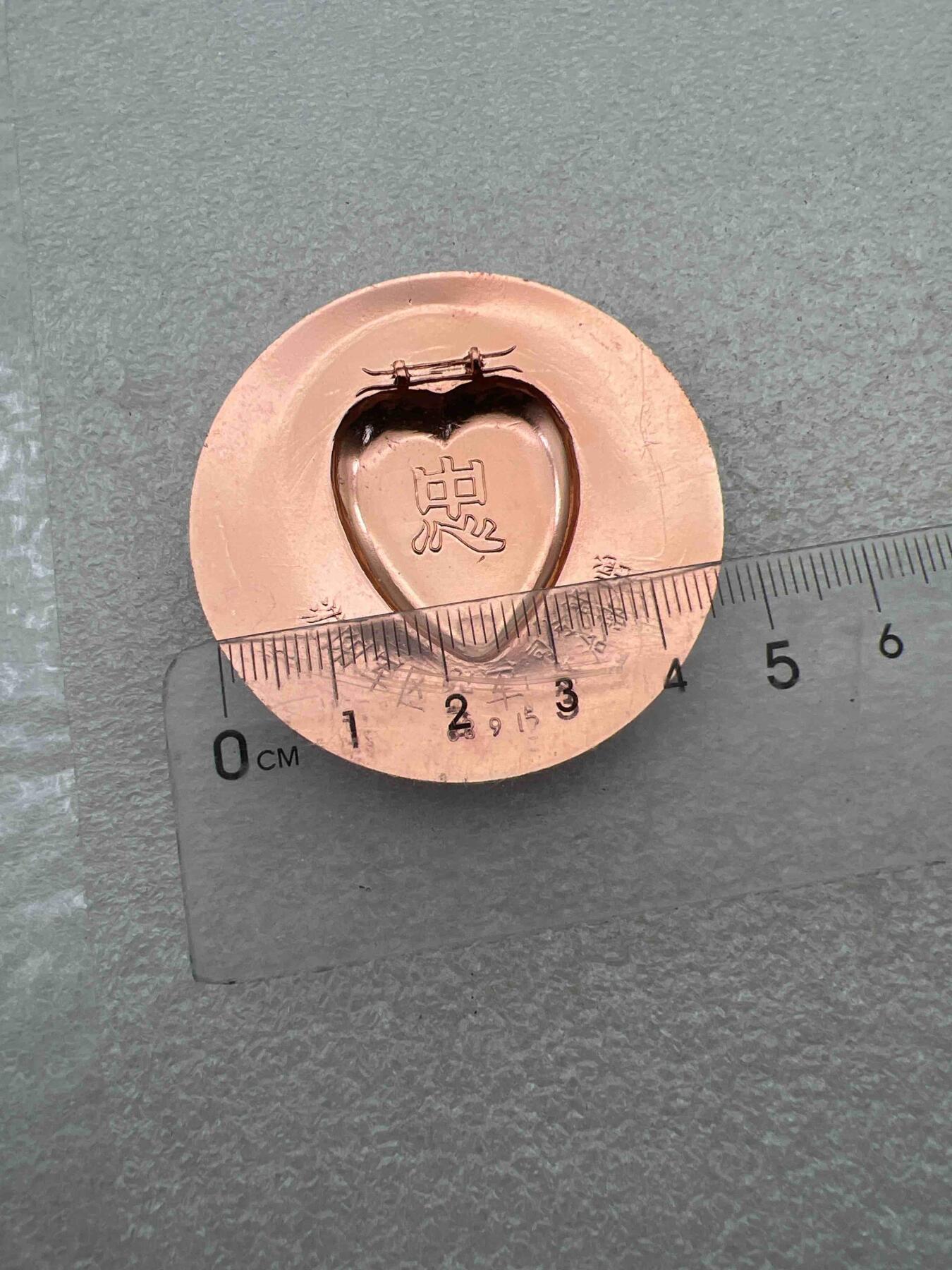 真品毛主席像章纪念章 真品像章、纪念章