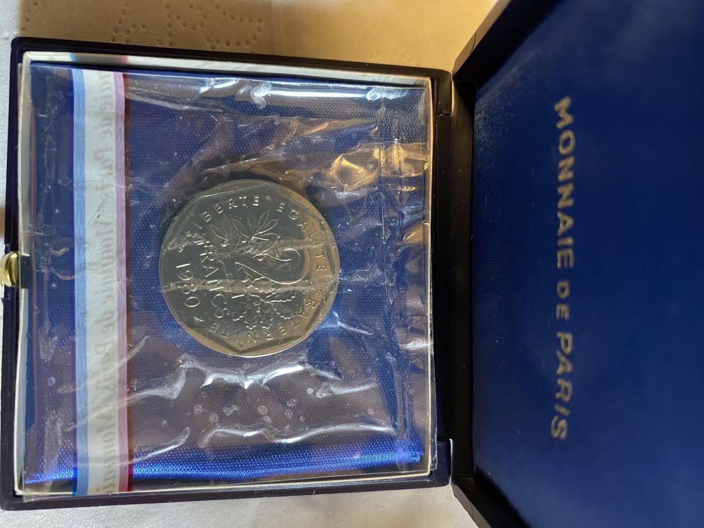 ❤️【币观天下】❤️ 第329期钱币拍卖- 2025.10.31周五晚上6点半场-长期征集拍品 1980年法国播撒女神2法郎加厚镍币带盒子 稀少