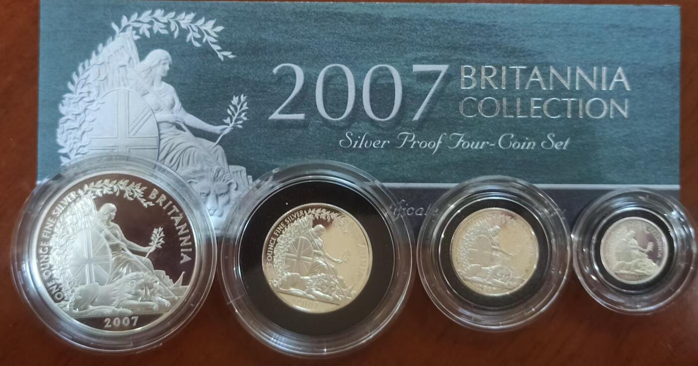 ❤️【币观天下】❤️ 第329期钱币拍卖- 2025.10.31周五晚上6点半场-长期征集拍品 英国2007年不列颠女神系列银币 英国自1997年开始发行不列颠女神系列盒装银币，规格统一，四枚一套自成系列。成色.958银，四枚的重量为32.454克、16.227克、8.114克、3.246克，即一盎司、半盎司、1/4盎司和1/10盎司。面值则为两镑、一镑、五十便士和二十便士。此套为该系列的第六套。图案设计为右手持三叉戟扶盾左手拿月桂枝，狮子匍匐在脚下的女神坐像。能在仅仅3克多的币面上将不列颠