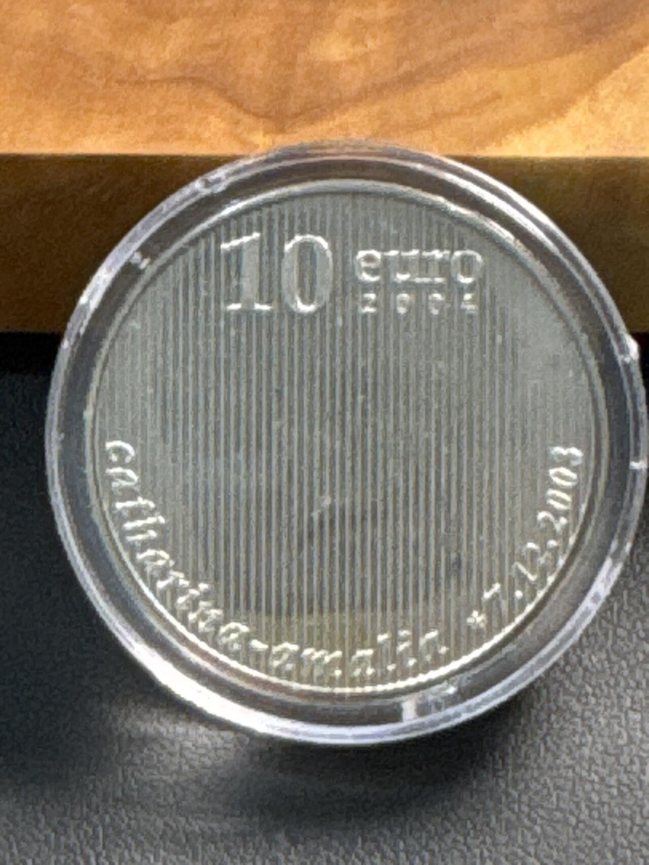 ❤️【币观天下】❤️ 第329期钱币拍卖- 2025.10.31周五晚上6点半场-长期征集拍品 【获奖币】荷兰2004年凯萨琳娜小公主诞生精制银币全世界唯一采用多重图像技术铸造改变观察角度分别能看到父母亲与孩子三幅肖像925银17.8克直径33毫米