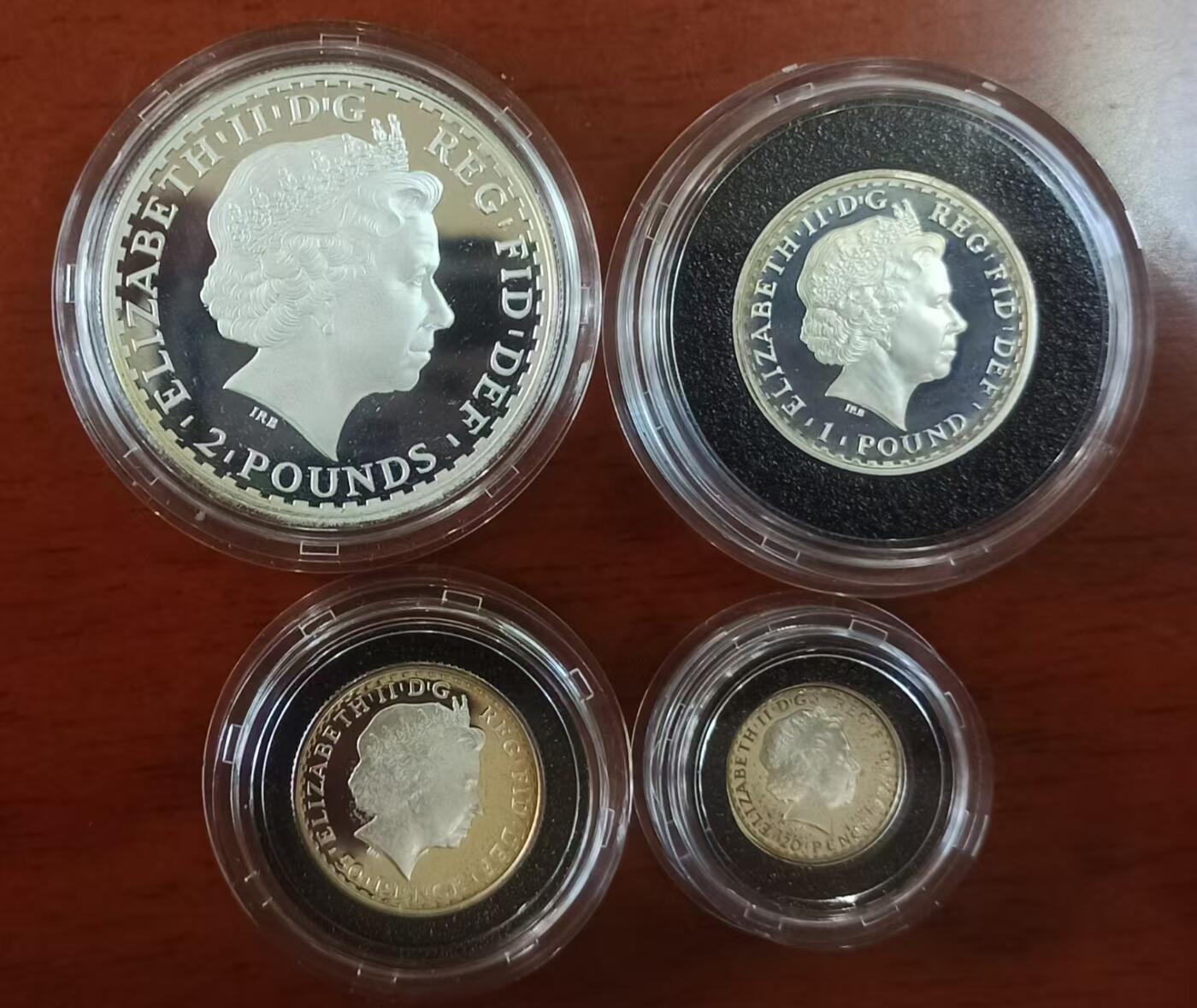 ❤️【币观天下】❤️ 第329期钱币拍卖- 2025.10.31周五晚上6点半场-长期征集拍品 英国2008年不列颠女神系列银币 英国自1997年开始发行不列颠女神系列盒装银币，规格统一，四枚一套自成系列。成色.958银，四枚的重量为32.454克、16.227克、8.114克、3.246克，即一盎司、半盎司、1/4盎司和1/10盎司。面值则为两镑、一镑、五十便士和二十便士。此套为该系列的第七套。图案设计为持三叉戟扶盾矗立在海边的女神站像。能在仅仅3克多的币面上将不列颠女神展现得纤毫毕现，不