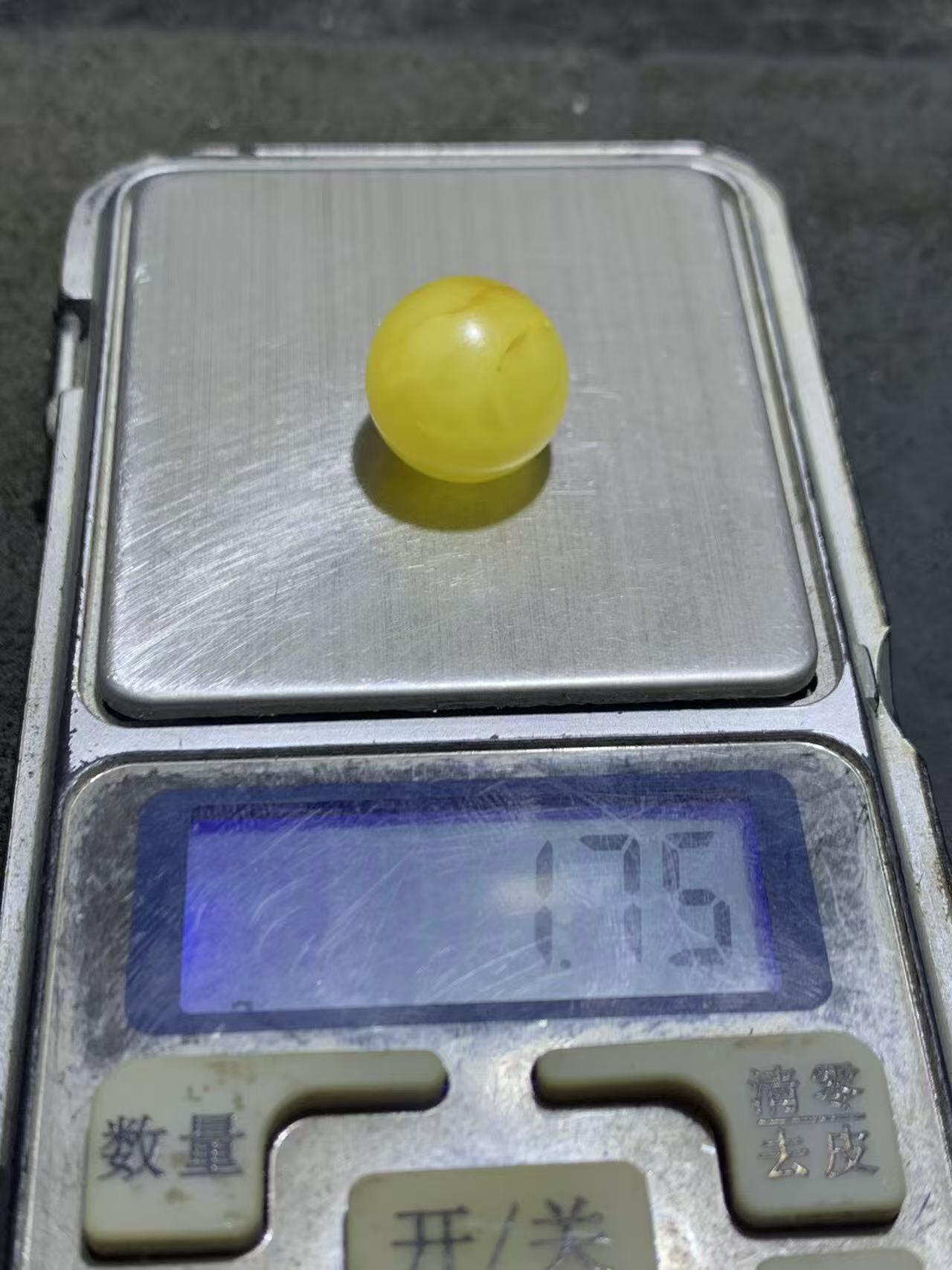 天然乌克兰原矿蜜蜡通货圆珠一颗。