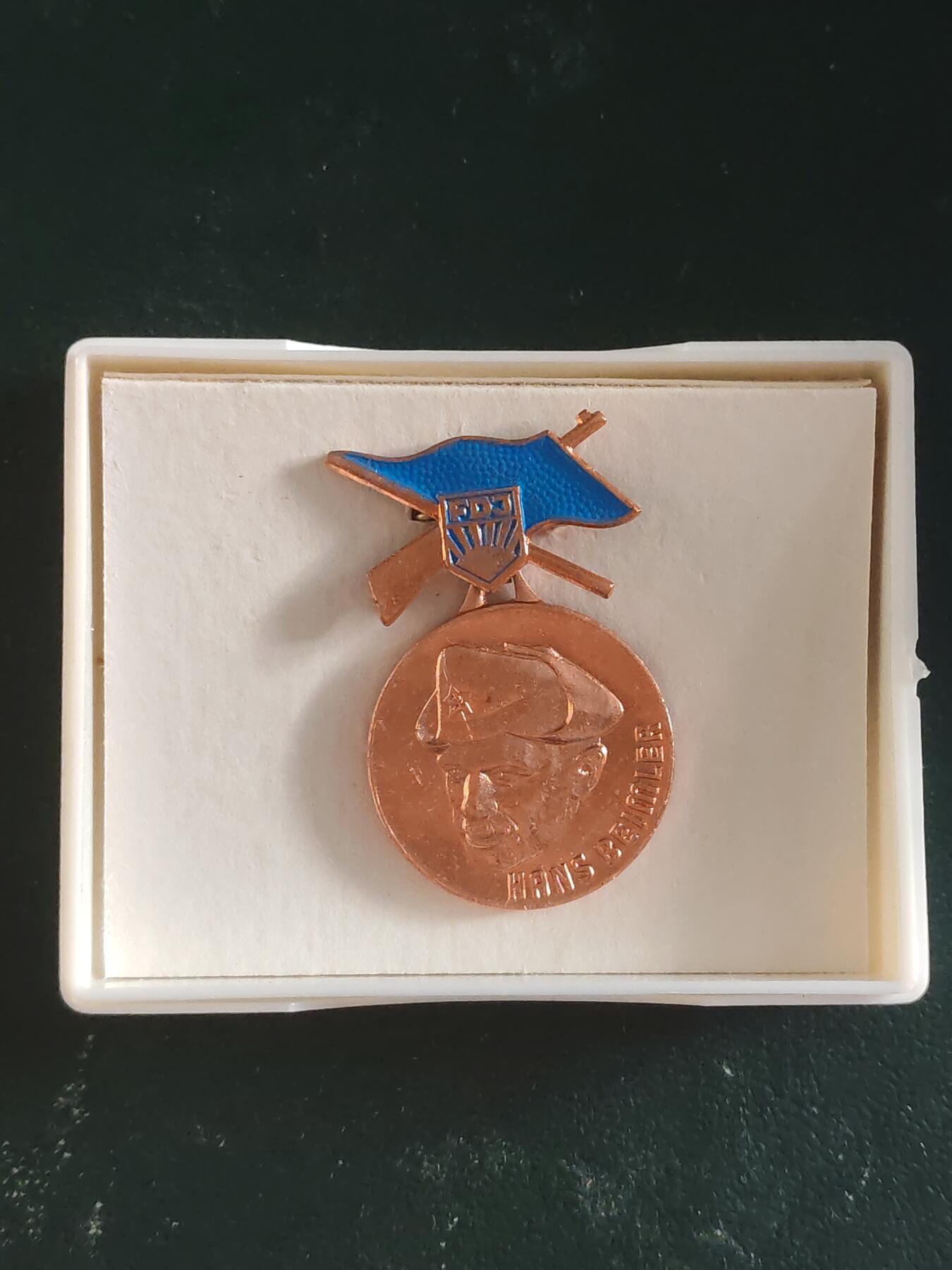 荷兰第127期勋赏拍卖 民主德国自由德国青年团汉斯贝姆勒奖章 带原盒