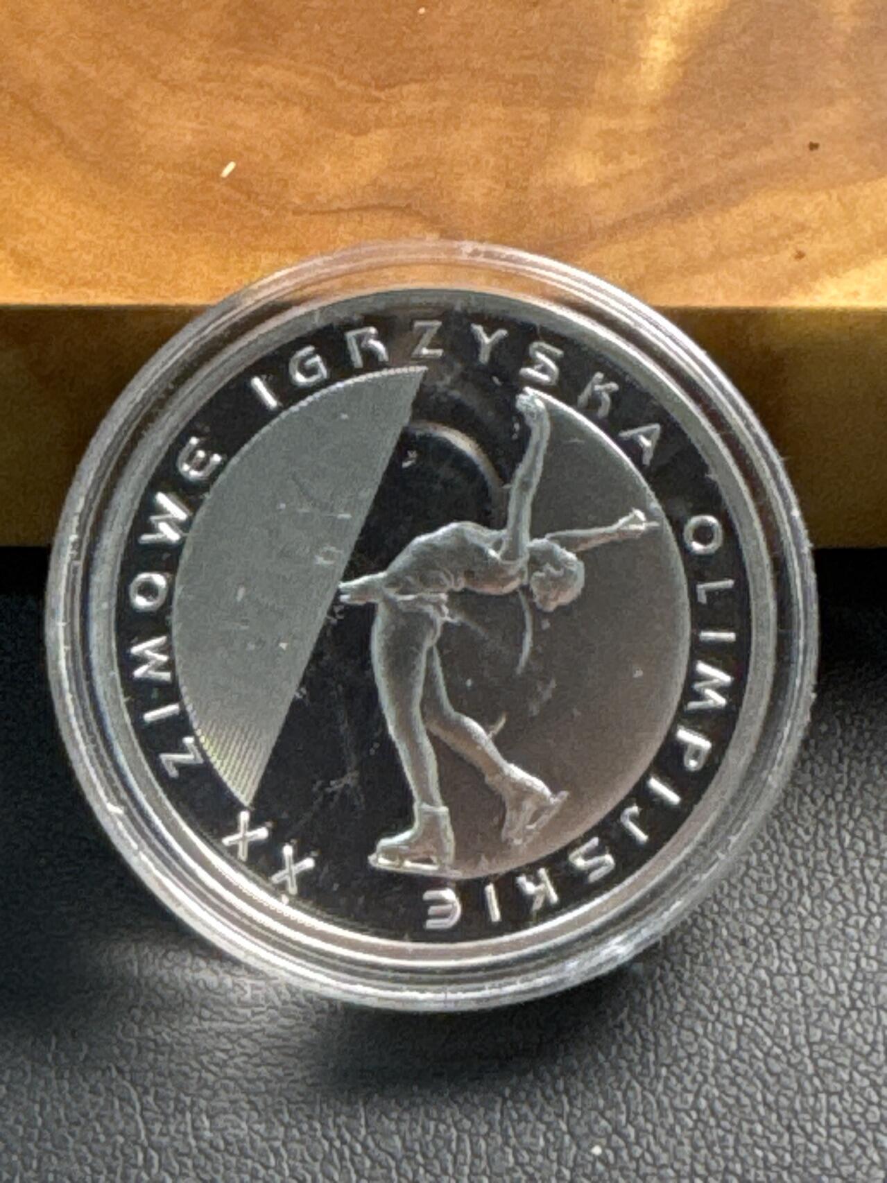 ❤️【币观天下】❤️ 第329期钱币拍卖- 2025.10.31周五晚上6点半场-长期征集拍品 原厂塑料圆盒（出厂无其他包装和证书）波兰2006年意大利都灵第20届冬季奥林匹克运动会精制纪念银币925银/重14.14克/直径32毫米