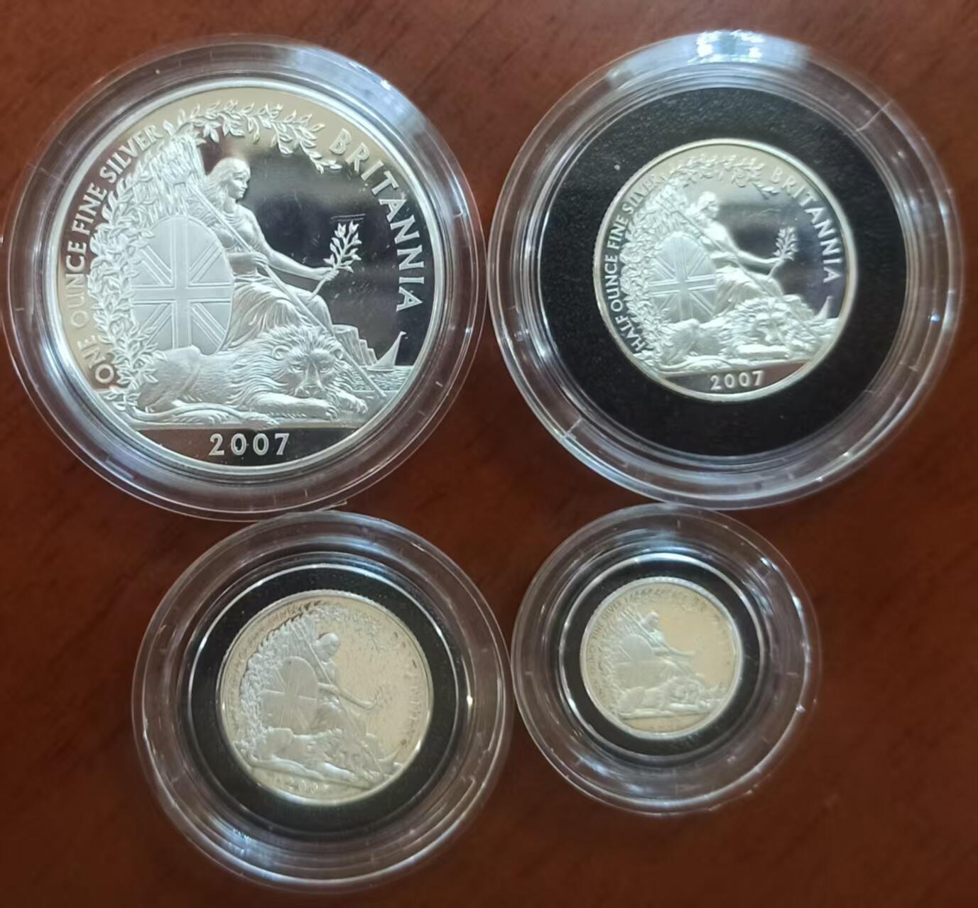 ❤️【币观天下】❤️ 第329期钱币拍卖- 2025.10.31周五晚上6点半场-长期征集拍品 英国2007年不列颠女神系列银币 英国自1997年开始发行不列颠女神系列盒装银币，规格统一，四枚一套自成系列。成色.958银，四枚的重量为32.454克、16.227克、8.114克、3.246克，即一盎司、半盎司、1/4盎司和1/10盎司。面值则为两镑、一镑、五十便士和二十便士。此套为该系列的第六套。图案设计为右手持三叉戟扶盾左手拿月桂枝，狮子匍匐在脚下的女神坐像。能在仅仅3克多的币面上将不列颠