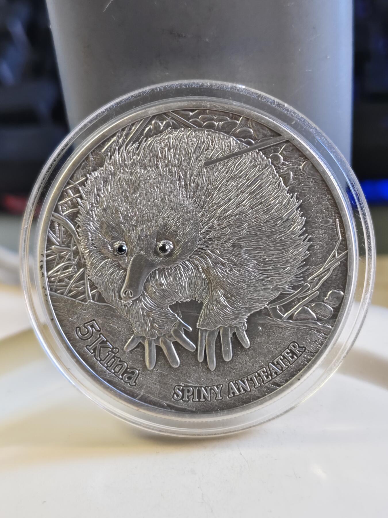 第180期拍卖【长期征集拍品】【北京币展专场】 镶嵌真钻石（有钻石证书）1盎司原厂盒证巴布亚新几内亚2012年多刺食蚁兽仿古银币999银31.1克直径38.61毫米发行量仅1000枚