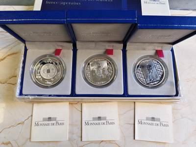 第180期拍卖【长期征集拍品】【北京币展专场】 - 法国2008年1.5欧元3枚精制银币套 日法建交150年 发行量小于5千（成套更少） 盒证全，22.2克*3,900银，有氧化