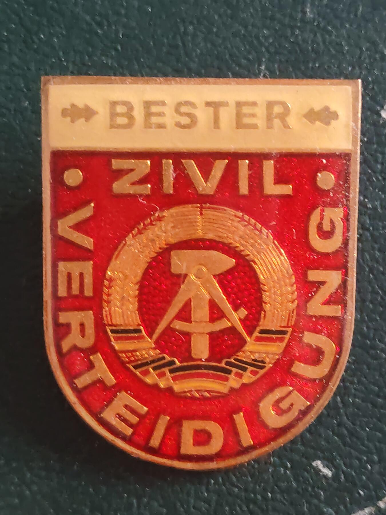 荷兰第127期勋赏拍卖 民主德国民防服务证章