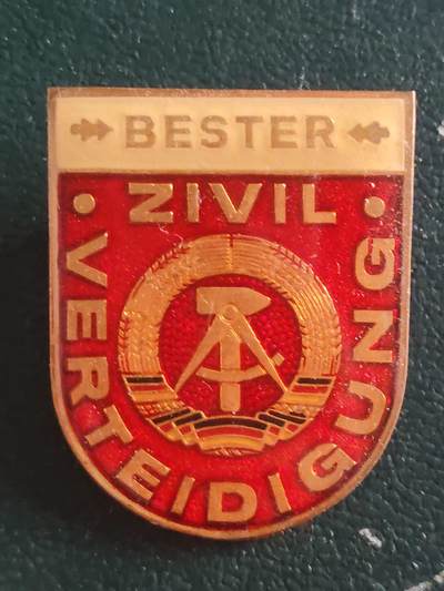 荷兰第127期勋赏拍卖 - 民主德国民防服务证章