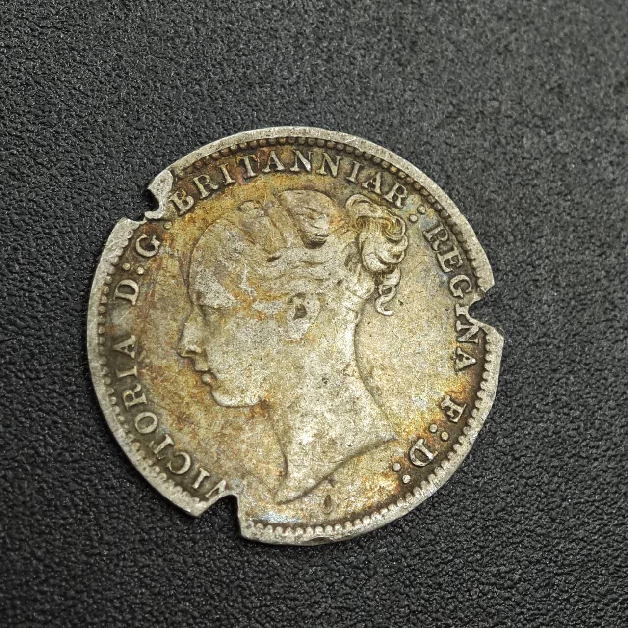 【淘币小摊】限时拍第七百八十拍  小银币场  满百包邮可预留两周  周一统一发货  英国1883年维多利亚3便士银币