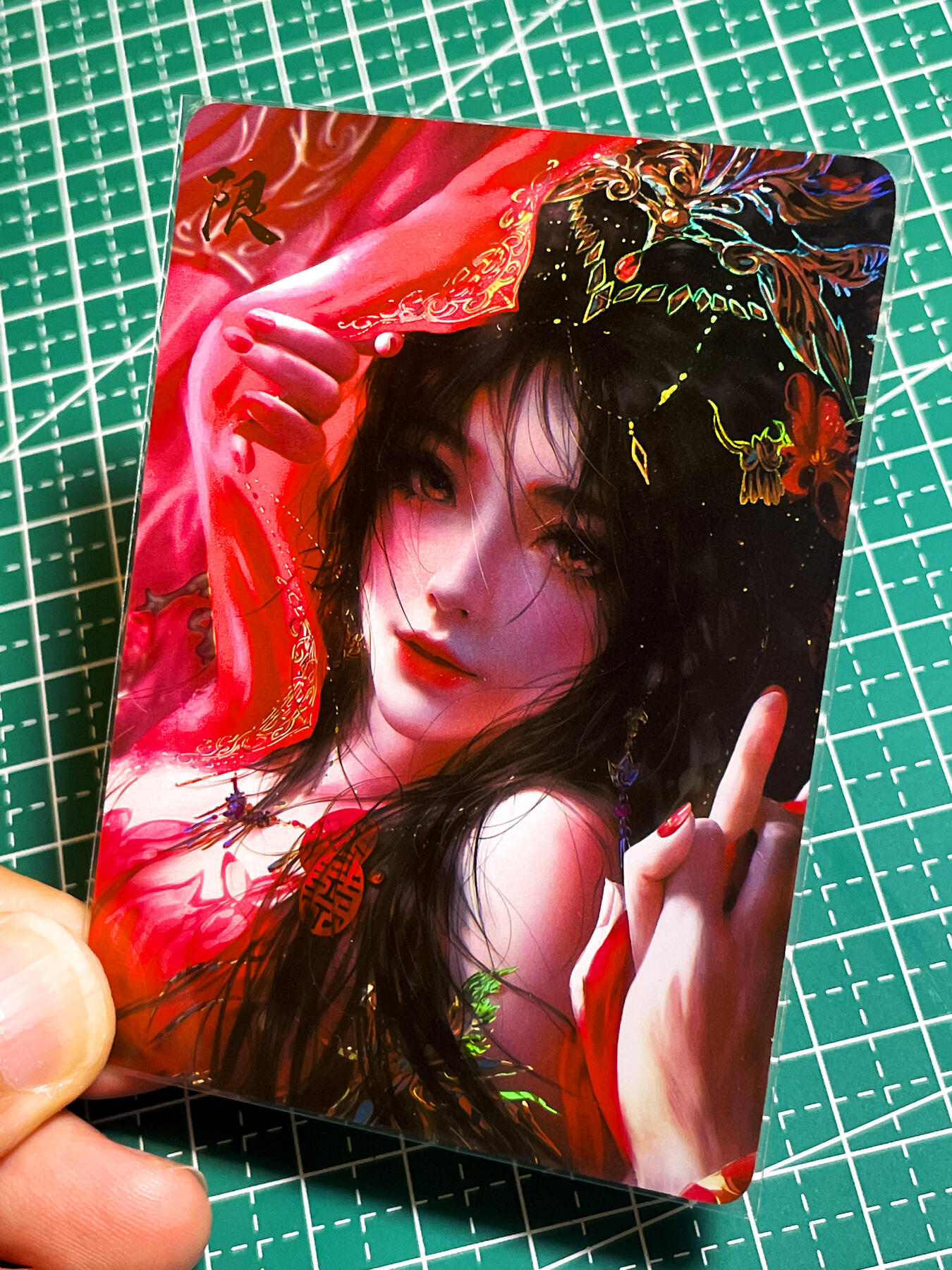 显眼宝35期 佣金1起 10月29日晚20:30截拍  造物卡牌   墨烬红颜系列    凤霞衣限定卡    共1张   彩闪工艺   大卡尺寸  63*88