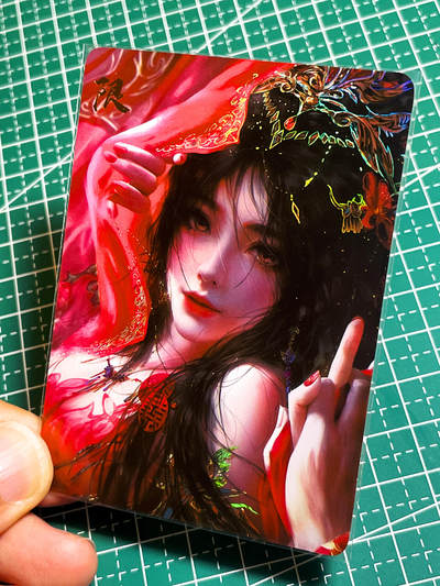 显眼宝35期 佣金1起 10月29日晚20:30截拍  - 造物卡牌   墨烬红颜系列    凤霞衣限定卡    共1张   彩闪工艺   大卡尺寸  63*88