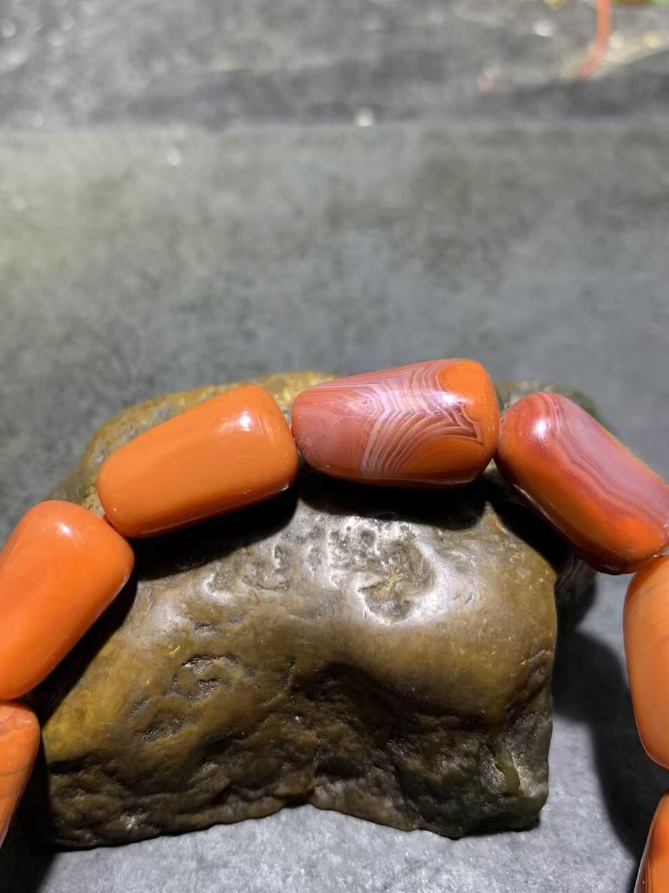 川料柿子红南红玛瑙随形单圈手串一条，