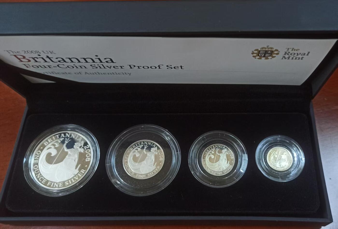 ❤️【币观天下】❤️ 第329期钱币拍卖- 2025.10.31周五晚上6点半场-长期征集拍品 英国2008年不列颠女神系列银币 英国自1997年开始发行不列颠女神系列盒装银币，规格统一，四枚一套自成系列。成色.958银，四枚的重量为32.454克、16.227克、8.114克、3.246克，即一盎司、半盎司、1/4盎司和1/10盎司。面值则为两镑、一镑、五十便士和二十便士。此套为该系列的第七套。图案设计为持三叉戟扶盾矗立在海边的女神站像。能在仅仅3克多的币面上将不列颠女神展现得纤毫毕现，不