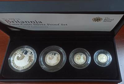 ❤️【币观天下】❤️ 第329期钱币拍卖- 2025.10.31周五晚上6点半场-长期征集拍品 - 英国2008年不列颠女神系列银币 英国自1997年开始发行不列颠女神系列盒装银币，规格统一，四枚一套自成系列。成色.958银，四枚的重量为32.454克、16.227克、8.114克、3.246克，即一盎司、半盎司、1/4盎司和1/10盎司。面值则为两镑、一镑、五十便士和二十便士。此套为该系列的第七套。图案设计为持三叉戟扶盾矗立在海边的女神站像。能在仅仅3克多的币面上将不列颠女神展现得纤毫毕现，不