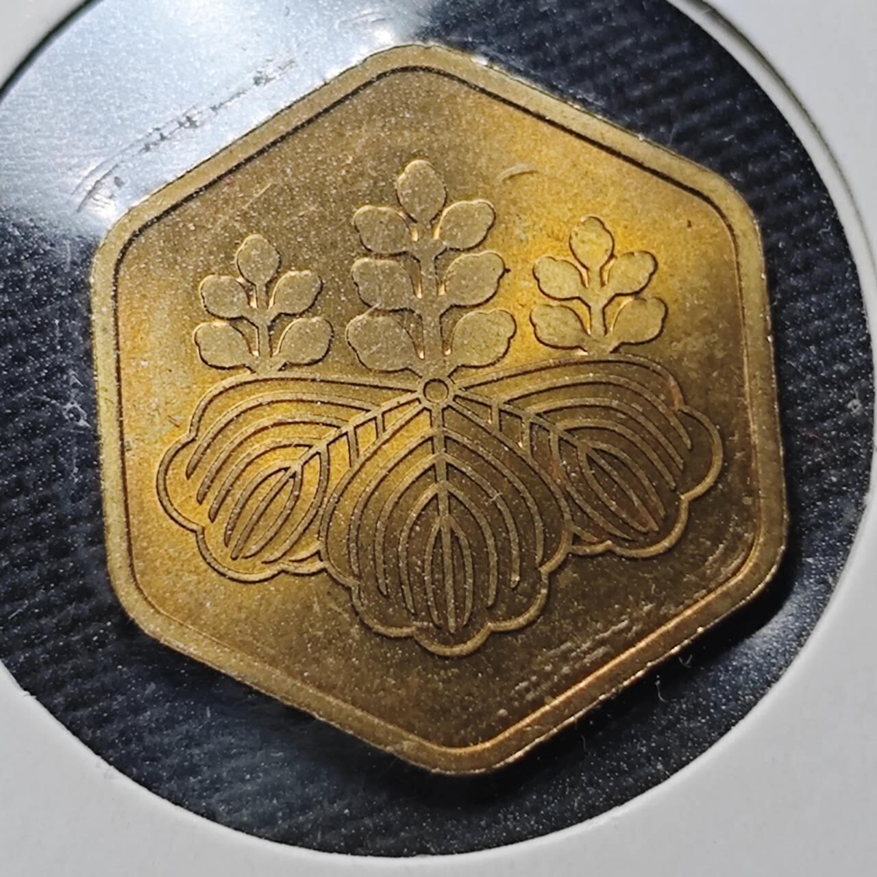 KK钱币收藏小铺  第360场  2月预留时间 周末发货  1985日本年份铭牌铜章