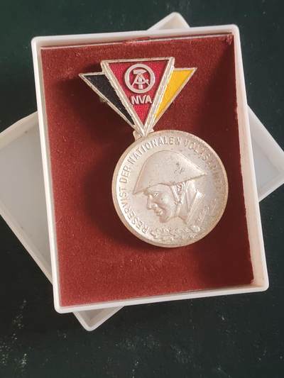 荷兰第127期勋赏拍卖 - 民主德国银级预备役服役奖章 带原盒