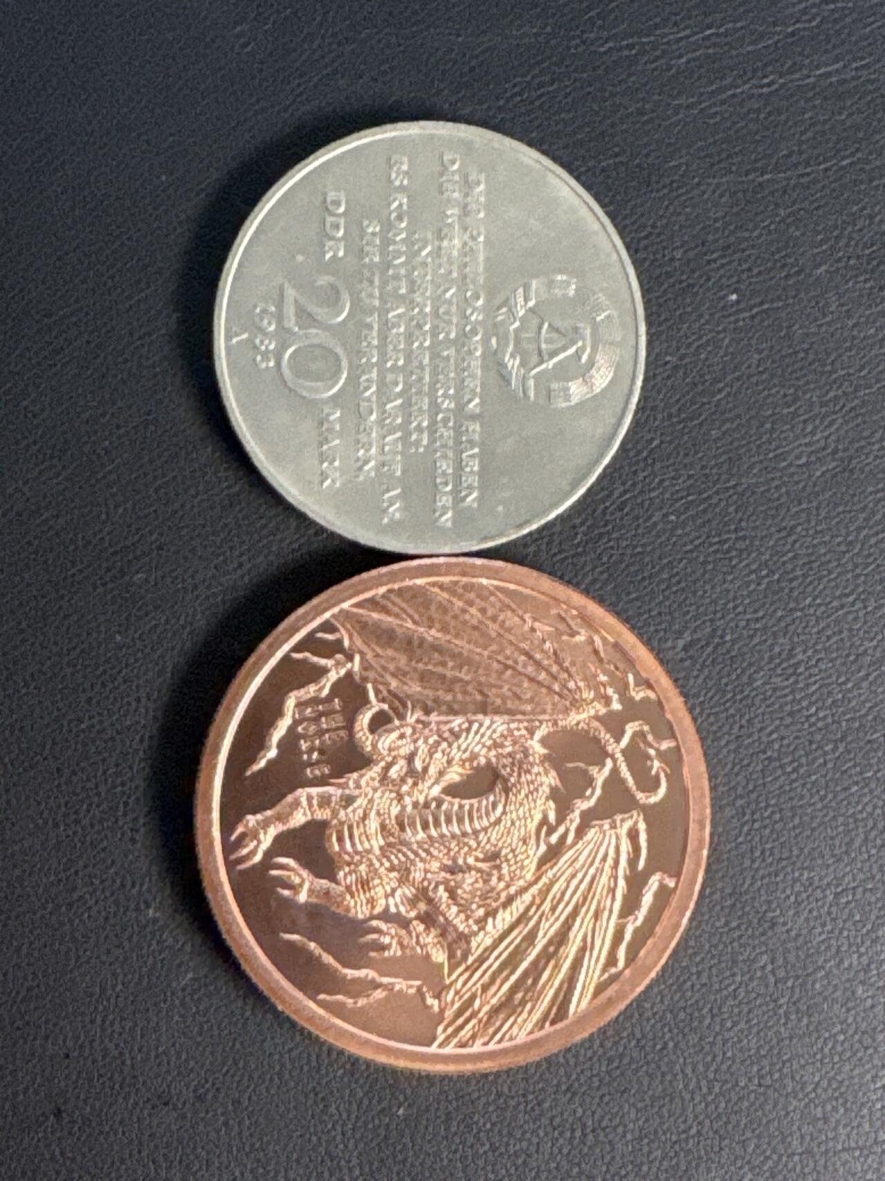 ❤️【币观天下】❤️ 第329期钱币拍卖- 2025.10.31周五晚上6点半场-长期征集拍品 1968年东德国马克思10马克纪念币 + 1盎司世界之龙“眼”红铜章