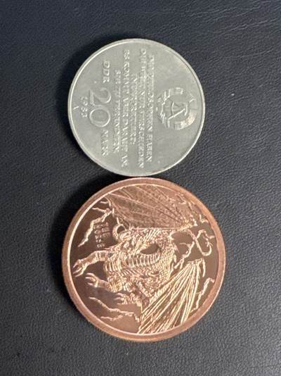 ❤️【币观天下】❤️ 第329期钱币拍卖- 2025.10.31周五晚上6点半场-长期征集拍品 - 1968年东德国马克思10马克纪念币 + 1盎司世界之龙“眼”红铜章