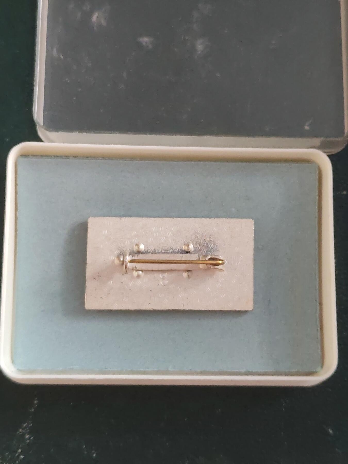 荷兰第127期勋赏拍卖 民主德国银级全国民族阵线徽章 带原盒