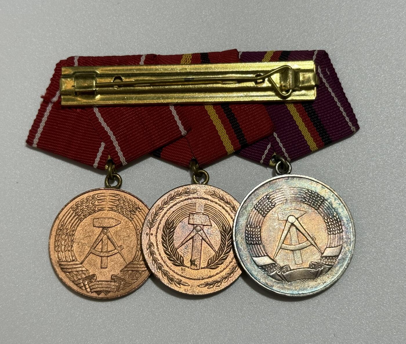 韵星假日精品2025秋季军品类拍卖会-- Rimey Holidays Boutique 2025 Autumn Militaria Sale 民主德国三联排--银级民防功绩奖章、铜级工战队功绩奖章和工战队优异成就奖章