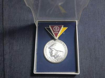 罗岚⭐爱藏⭐精品专拍第七场-分享拍场赚佣（周六有群拍，详细看简介） - 民主德国人民军银级预备役军官奖章带盒 早期凸版