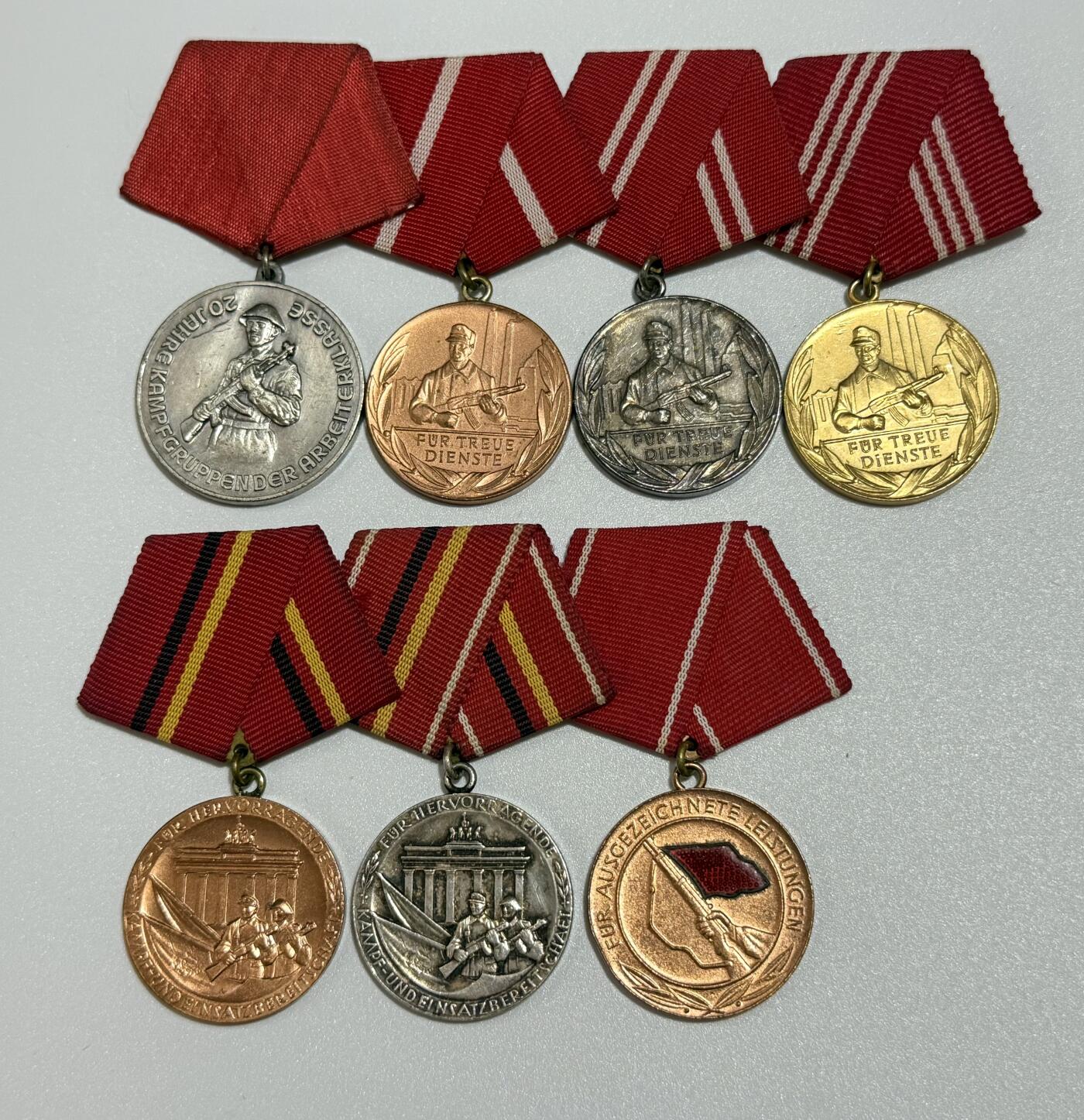 韵星假日精品2025秋季军品类拍卖会-- Rimey Holidays Boutique 2025 Autumn Militaria Sale 民主德国工战队奖章一组--铜 银功绩  5-15年忠诚服役  二十周年荣誉成员