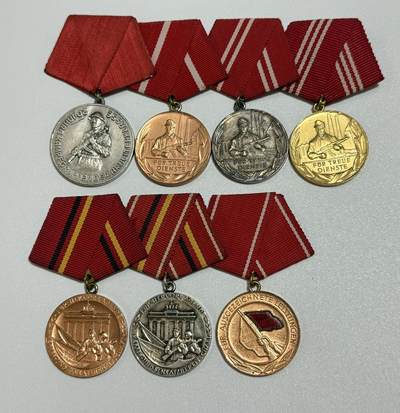 韵星假日精品2025秋季军品类拍卖会-- Rimey Holidays Boutique 2025 Autumn Militaria Sale - 民主德国工战队奖章一组--铜 银功绩  5-15年忠诚服役  二十周年荣誉成员