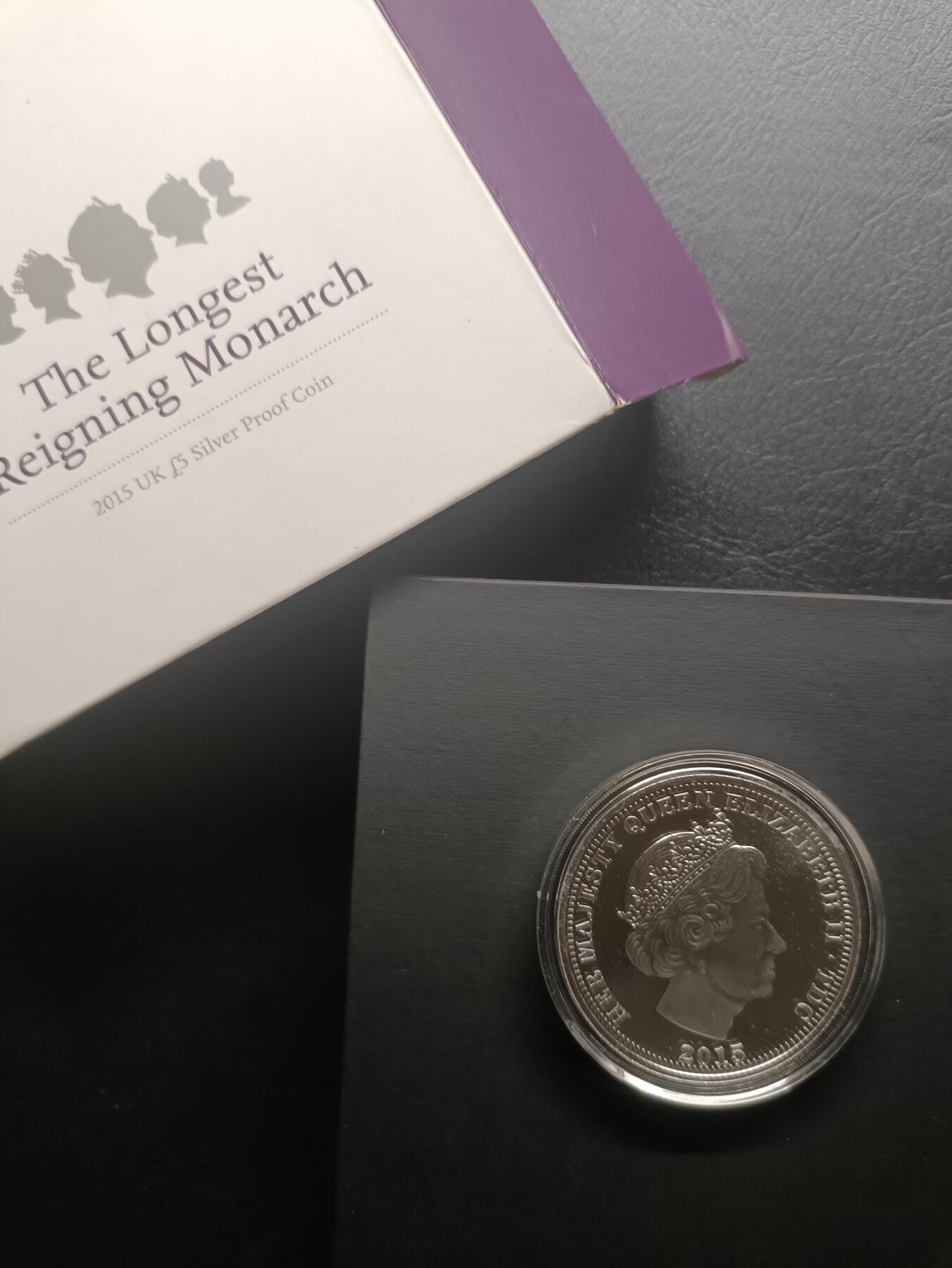 2025十一月第一期，总199期 英国皇家造币厂2015年女王成为在位最久的君主5镑银质精致镜面纪念币未流通，精致礼盒装，重量28g含银量92.5%