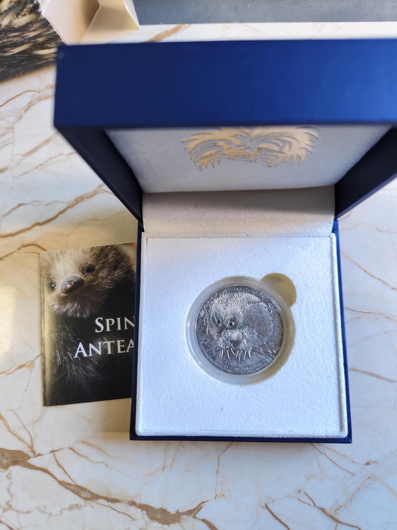 第180期拍卖【长期征集拍品】【北京币展专场】 镶嵌真钻石（有钻石证书）1盎司原厂盒证巴布亚新几内亚2012年多刺食蚁兽仿古银币999银31.1克直径38.61毫米发行量仅1000枚