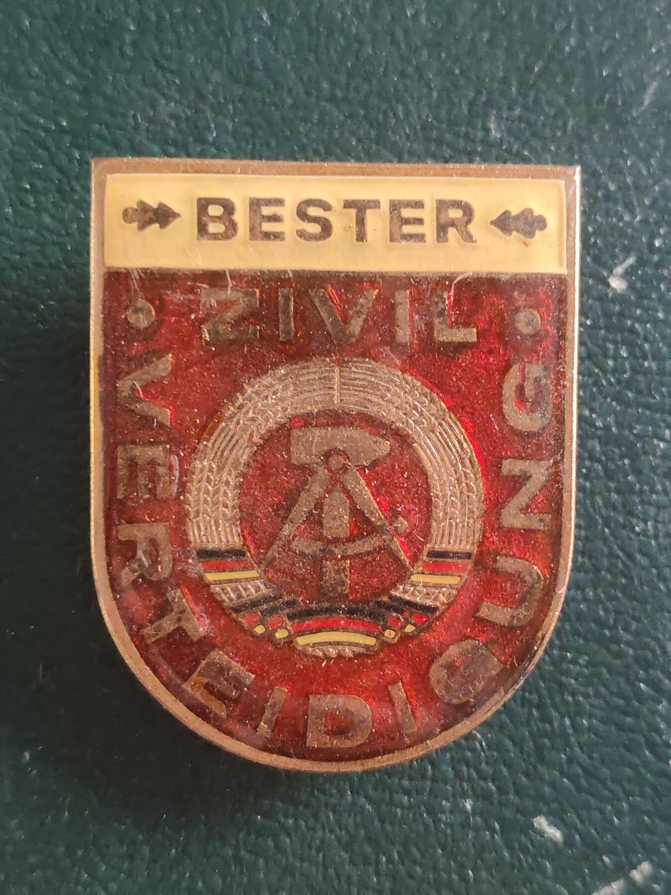 荷兰第127期勋赏拍卖 民主德国民防服务证章