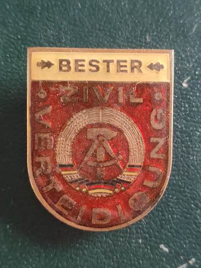 荷兰第127期勋赏拍卖 - 民主德国民防服务证章