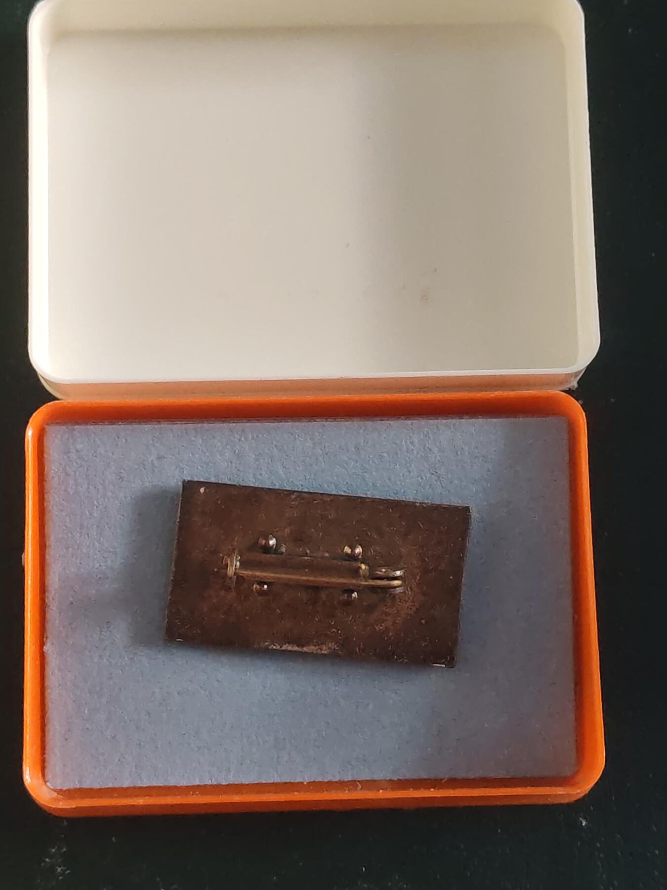 荷兰第127期勋赏拍卖 民主德国银级全国民族阵线徽章 带原盒