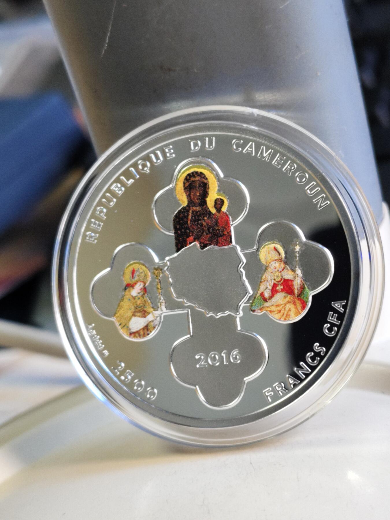 第180期拍卖【长期征集拍品】【北京币展专场】 2016年喀麦隆2500法郎彩色哑光银币 教皇系列-波兰世界青年日 17.5克999银 发行量：966枚 带证非原盒