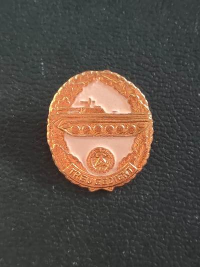 荷兰第127期勋赏拍卖 - 民主德国装甲兵优秀服务证章