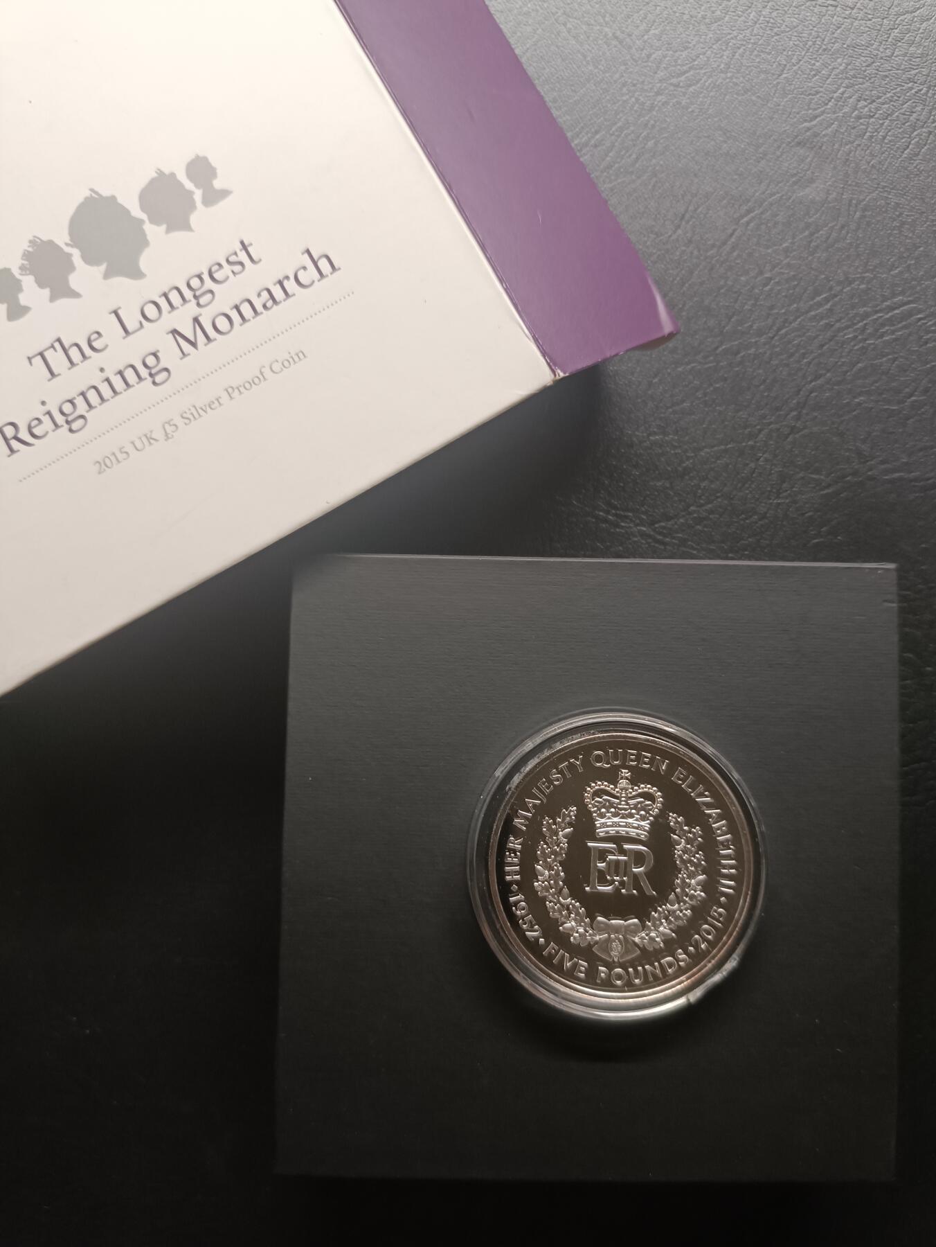 2025十一月第一期，总199期 英国皇家造币厂2015年女王成为在位最久的君主5镑银质精致镜面纪念币未流通，精致礼盒装，重量28g含银量92.5%