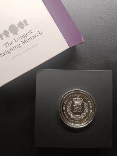 2025十一月第一期，总199期 - 英国皇家造币厂2015年女王成为在位最久的君主5镑银质精致镜面纪念币未流通，精致礼盒装，重量28g含银量92.5%