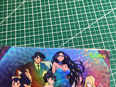 显眼宝35期 佣金1起 10月29日晚20:30截拍  - 嘎嘎鸭卡牌   常驻卡系列     宝可梦   共1张   折彩工艺   大卡尺寸  63*88