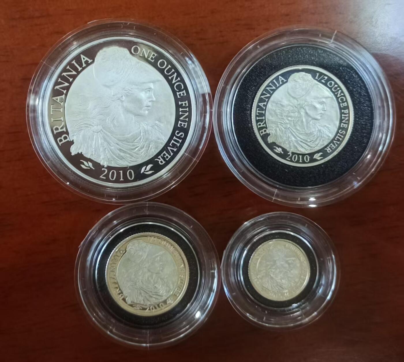 ❤️【币观天下】❤️ 第329期钱币拍卖- 2025.10.31周五晚上6点半场-长期征集拍品 英国2010年不列颠女神系列银币 英国自1997年开始发行不列颠女神系列盒装银币，规格统一，四枚一套自成系列。成色.958银，四枚的重量为32.454克、16.227克、8.114克、3.246克，即一盎司、半盎司、1/4盎司和1/10盎司。面值则为两镑、一镑、五十便士和二十便士。此套为该系列的第九套。图案再次采用女神头戴自由帽的头像，不过比起上一套更加写实，如果上一套是写意，这套就是工笔。能在仅