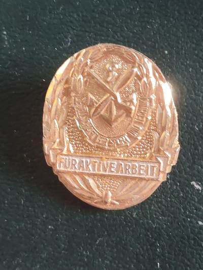 荷兰第127期勋赏拍卖 - 民主德国体育与技术协会优秀工作证章