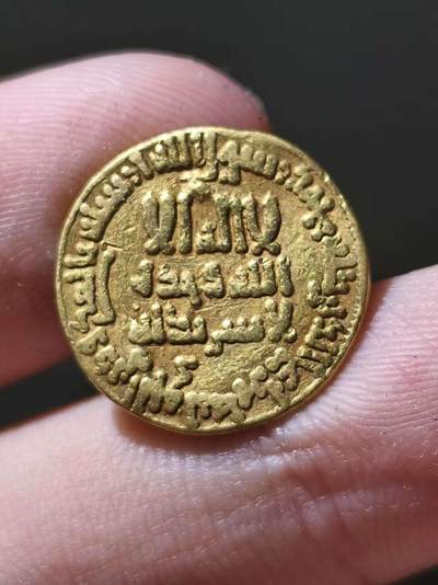 星盘世界钱币十一月五日古典币专场 - 大精！阿拔斯王朝 哈伦拉希德 一第纳尔金币  AD.178  AH.195   重4.1g  纯度高，阿拔斯著名帝王，哈伦拉希德时期，创立了智慧宫，开创了百年翻译运动。他和宰相贾法尔还是著名名著《一千零一夜》的故事人物之一。