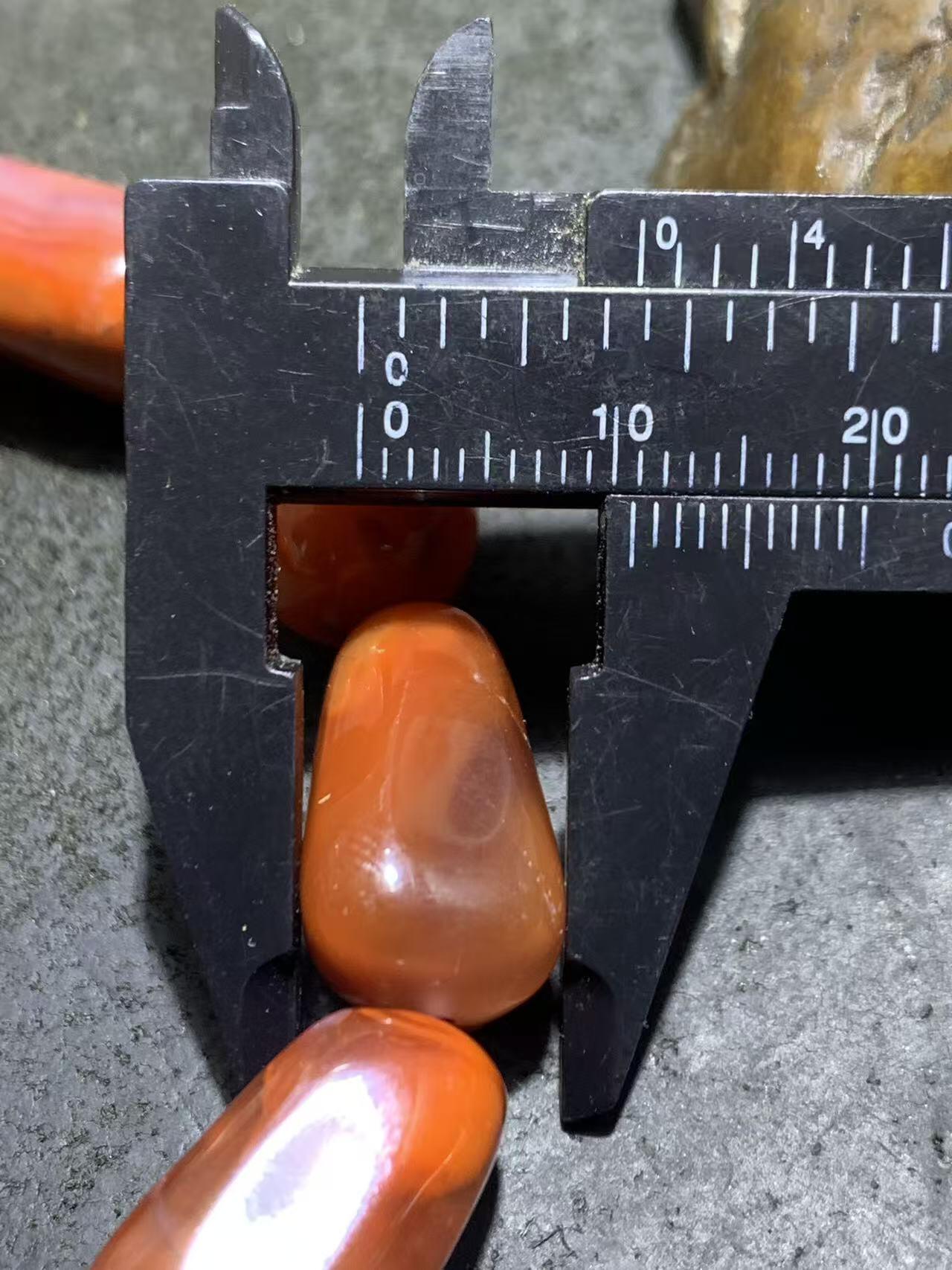 川料柿子红南红玛瑙随形单圈手串一条，