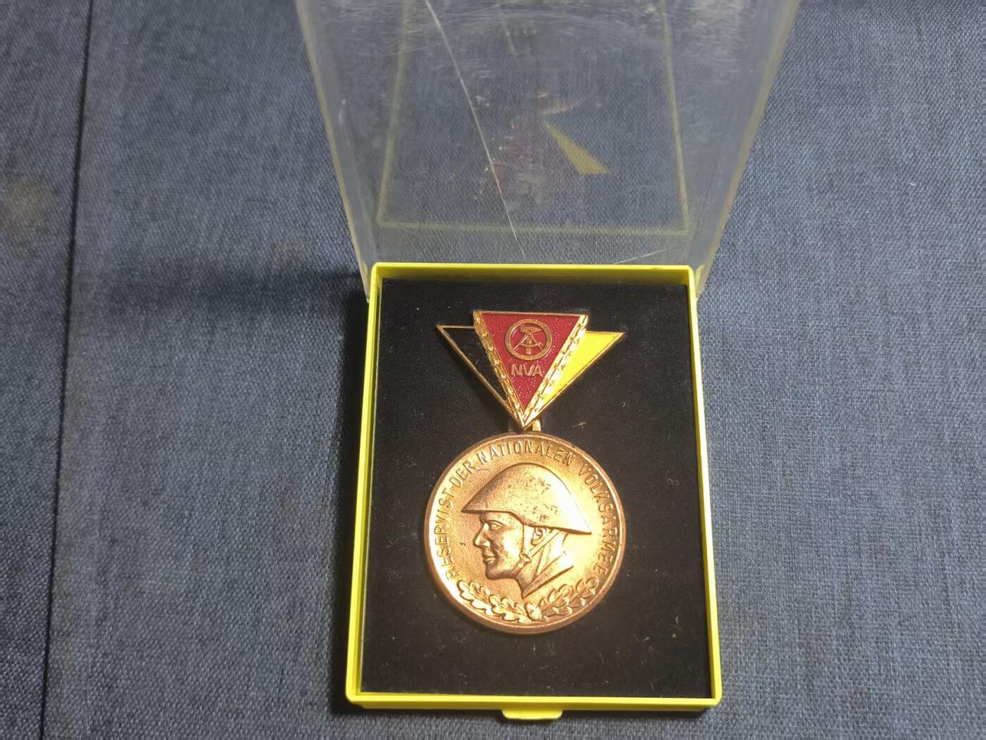 罗岚⭐爱藏⭐精品专拍第七场-分享拍场赚佣（周六有群拍，详细看简介） 民主德国人民军铜级预备役军官奖章带盒 早期凸版