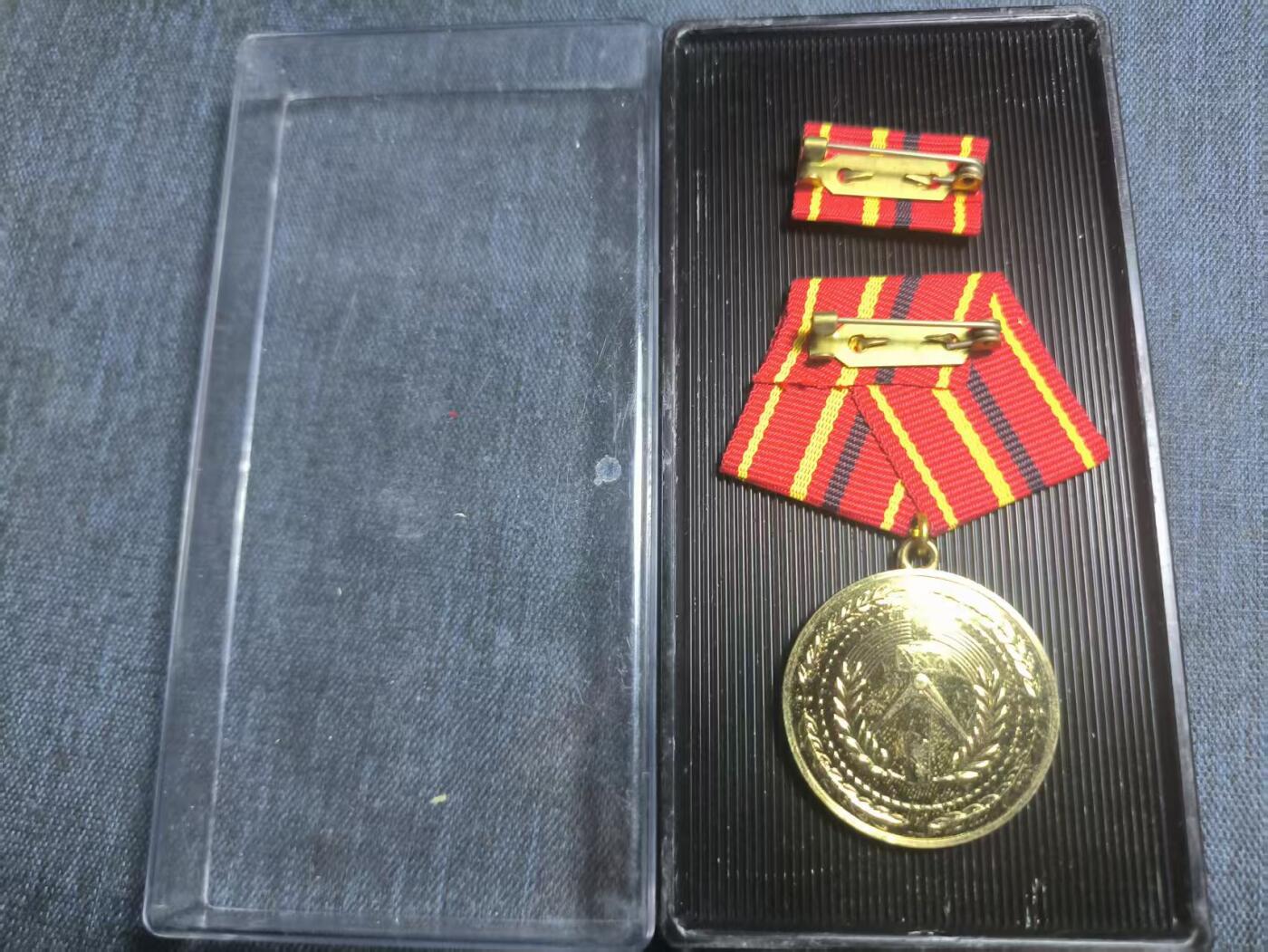 罗岚⭐爱藏⭐精品专拍第七场-分享拍场赚佣（周六有群拍，详细看简介） 民主德国工战队金级功绩奖章全套带盒略  铜质镀金