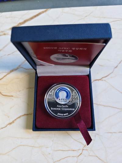 第180期拍卖【长期征集拍品】【北京币展专场】 - 韩国2005年20000韩元彩色精制银币 亚太经合组织领导人会议 20.7克999银 发行量：1万枚 盒证全