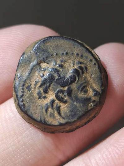 星盘世界钱币十一月五日古典币专场 - 希腊化叙利亚-塞琉古亚历山大二世扎比纳斯铜币 背面是皇帝本人持权杖或狄俄尼索斯站像 左下写有塞琉古纪年 塞琉古4个非皇室直系篡位王之一 根据他的名字他应该是叙利亚的闪米特本地人