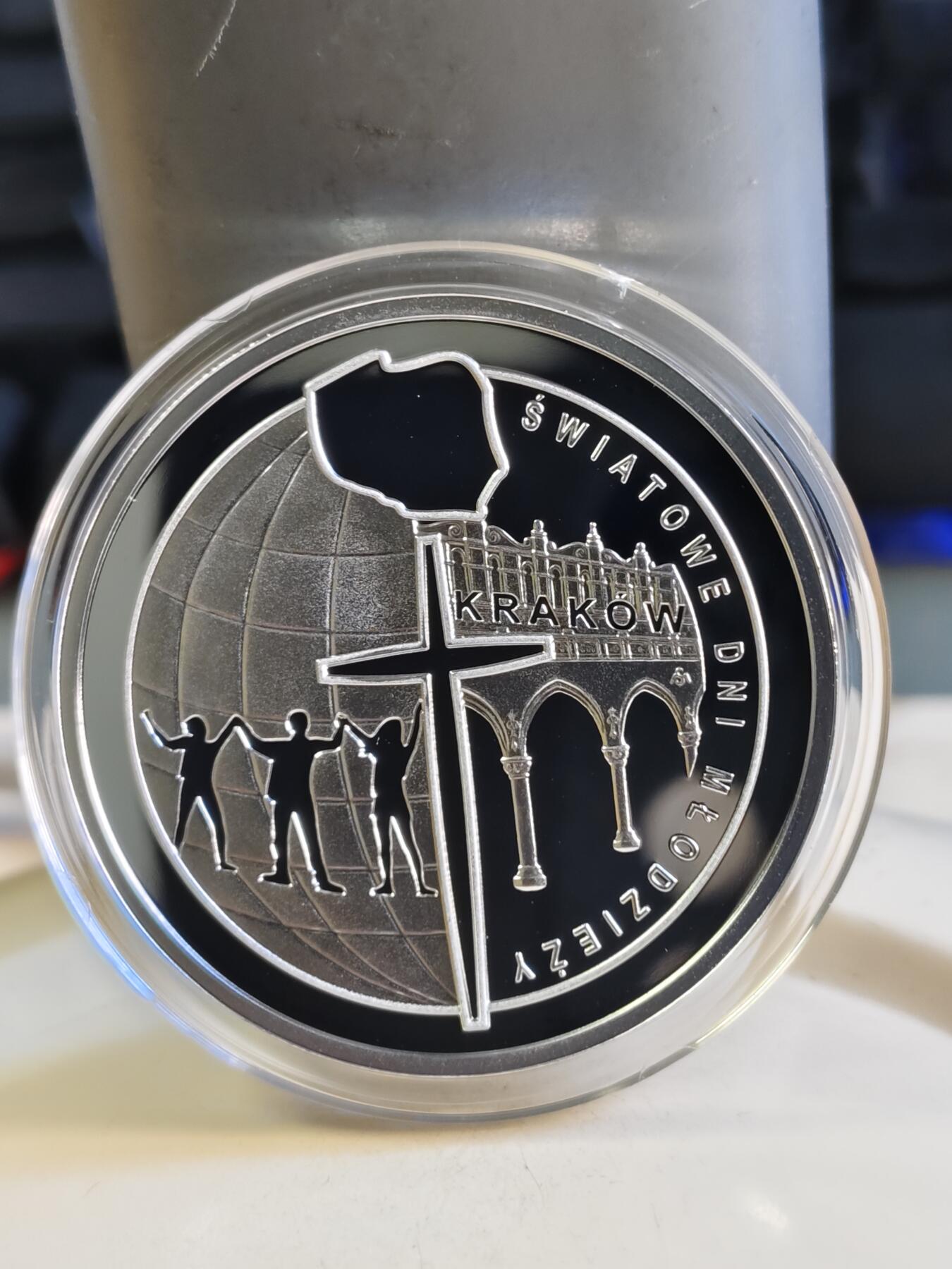 第180期拍卖【长期征集拍品】【北京币展专场】 2016年喀麦隆2500法郎彩色哑光银币 教皇系列-波兰世界青年日 17.5克999银 发行量：966枚 带证非原盒