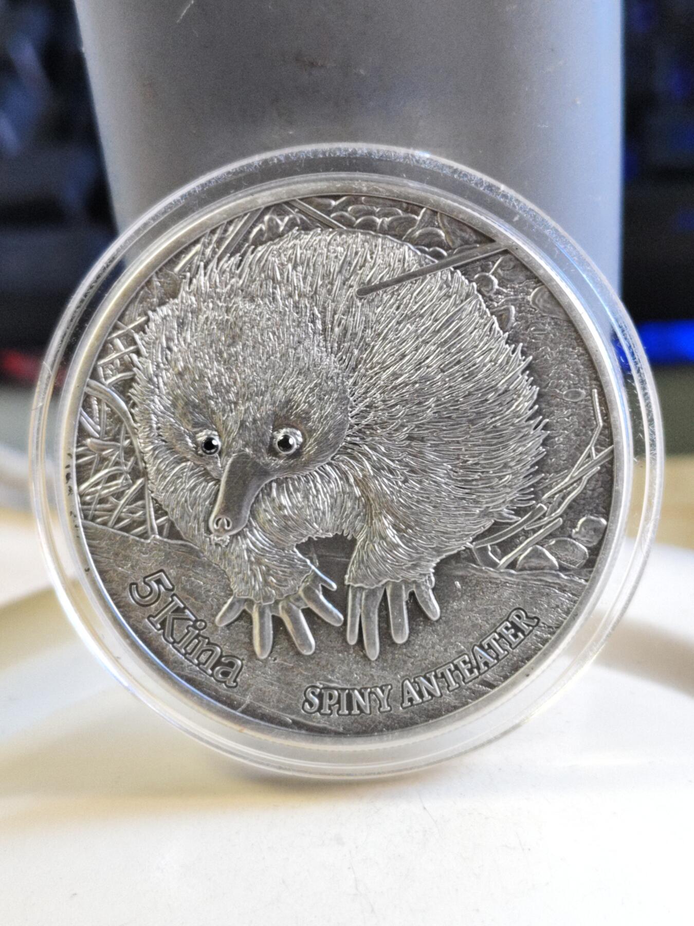 第180期拍卖【长期征集拍品】【北京币展专场】 镶嵌真钻石（有钻石证书）1盎司原厂盒证巴布亚新几内亚2012年多刺食蚁兽仿古银币999银31.1克直径38.61毫米发行量仅1000枚