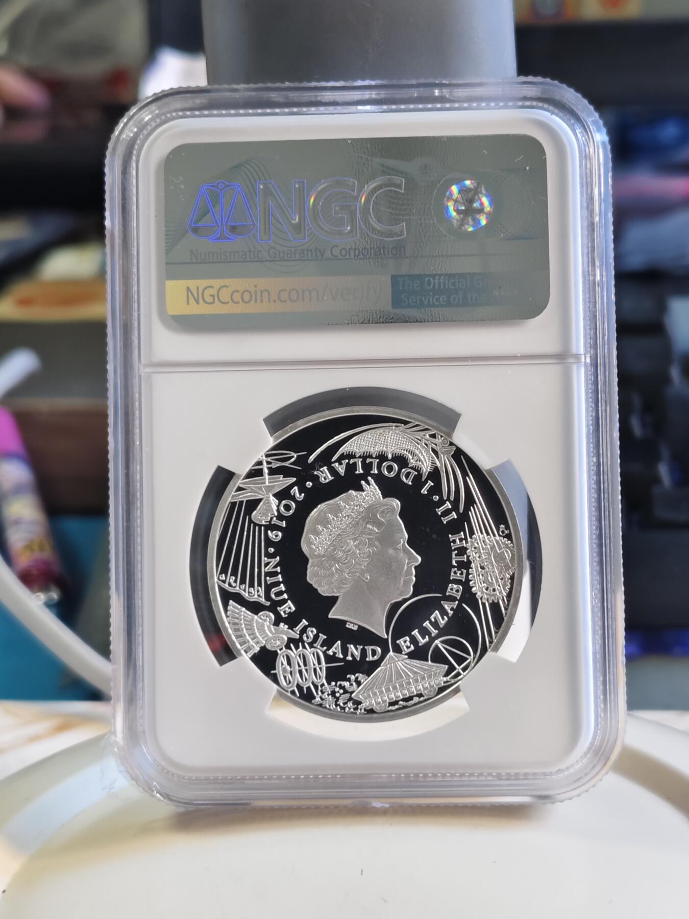 第180期拍卖【长期征集拍品】【北京币展专场】 1盎司NGC70首期蓝标纽埃2019年达芬奇科学发明系列2机械飞行器精制银币999银31.1克直径37毫米发行量仅1000枚